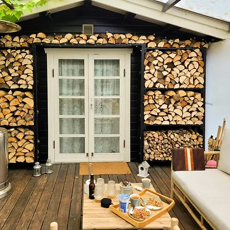 Black-painted Log House Overlooking Vejle Fjord Дом отдыха Бёркоп